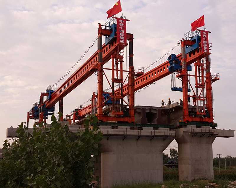 兩臺架橋機(jī)平行架梁